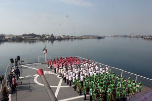 اجرای سرود 40 هزار نفری بر عرشه ناو لارک  