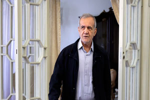 رئیس جمهور از رضا امیرخانی عیادت کرد