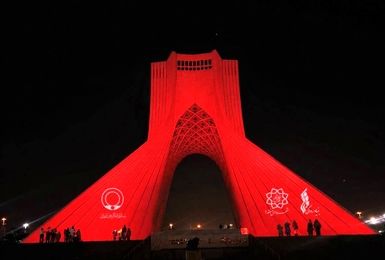 آزادی سرخ‌پوش شد