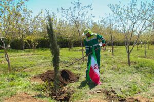 اهتزاز پرچم رویش در پایتخت فرهنگی ایران؛ تجلی میثاق امت با ولایت در روز طبیعت شیراز
