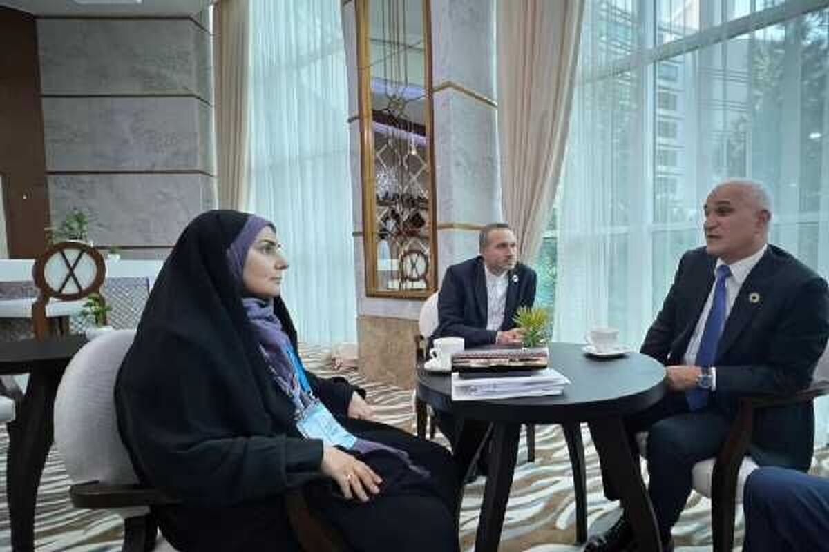 فرزانه صادق وزیر راه و شهرسازی جمهوری اسلامی ایران و شاهین مصطفی‌یف معاون نخست‌وزیر جمهوری آذربایجان