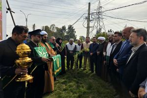 پرچم متبرک امام رضا(ع) در ورودی غربی شهر نکا برافراشته شد