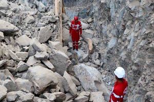 مصدومیت ۴ نفر بر اثر ریزش کوه در محله نخل پیرمرد بندرعباس