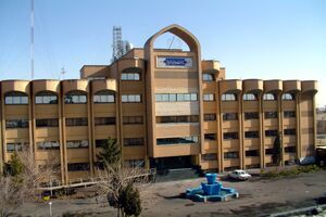 کشف و توقیف 4200 بطری آب معدنی از یکی از فروشگاه‌های بزرگ شهر قم