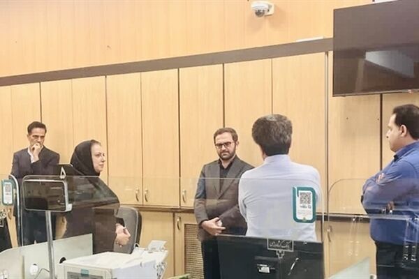 تأکید متقی‌نیا بر تقویت منابع و افزایش سهم از بازار در بازدید سرزده از شعب استان تهران