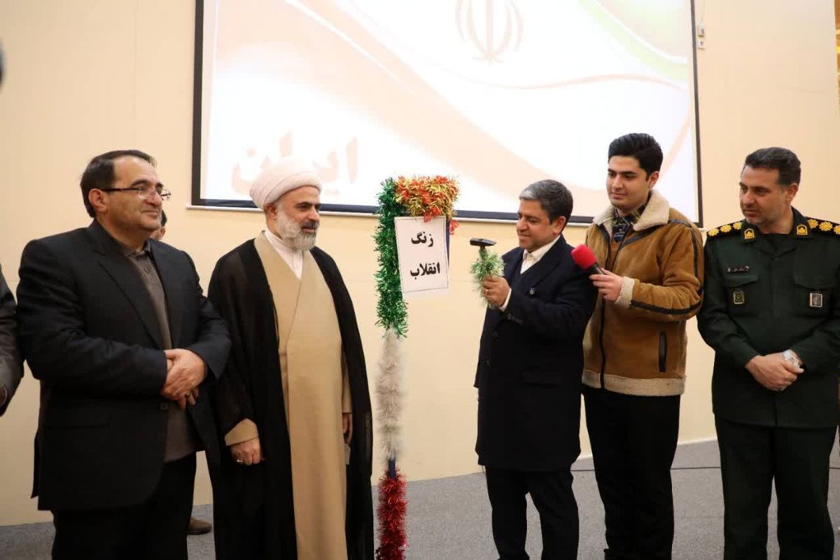 استاندار اردبیل در آیین نواختن زنگ انقلاب