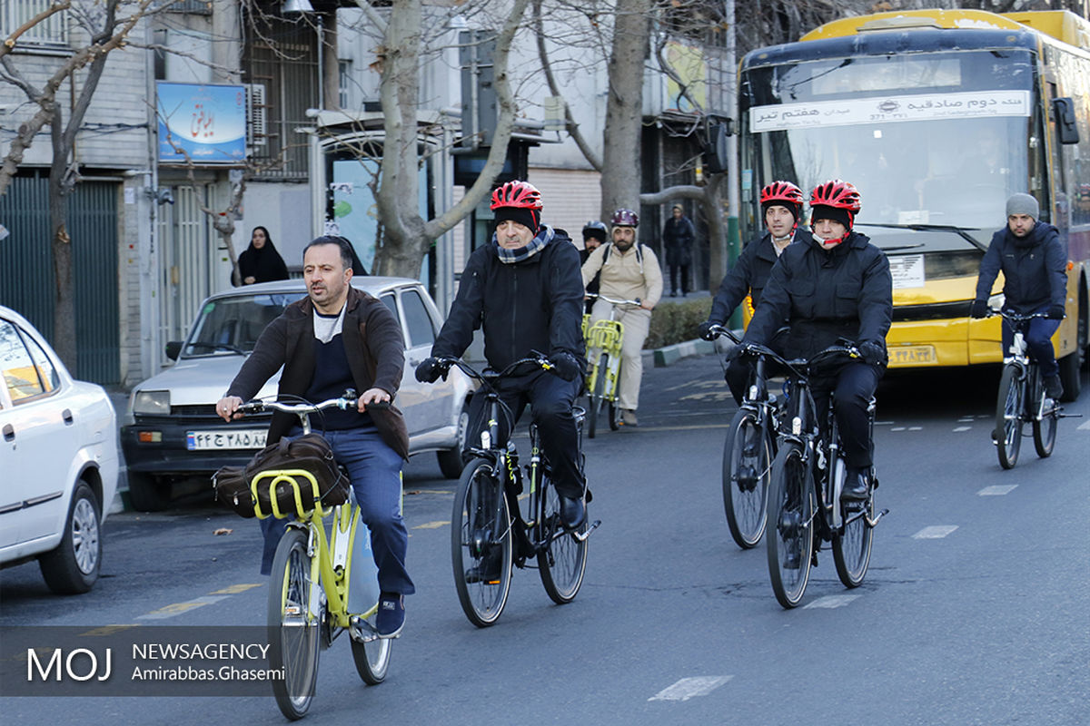 دوچرخه سواری شهردار تهران در سه شنبه های بدون خودرو