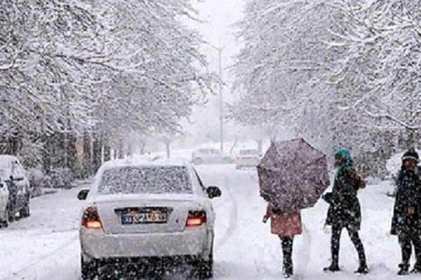 نوار غربی کشور و دامنه‌های جنوبی البرز را برف و باران دربر می‌گیرد