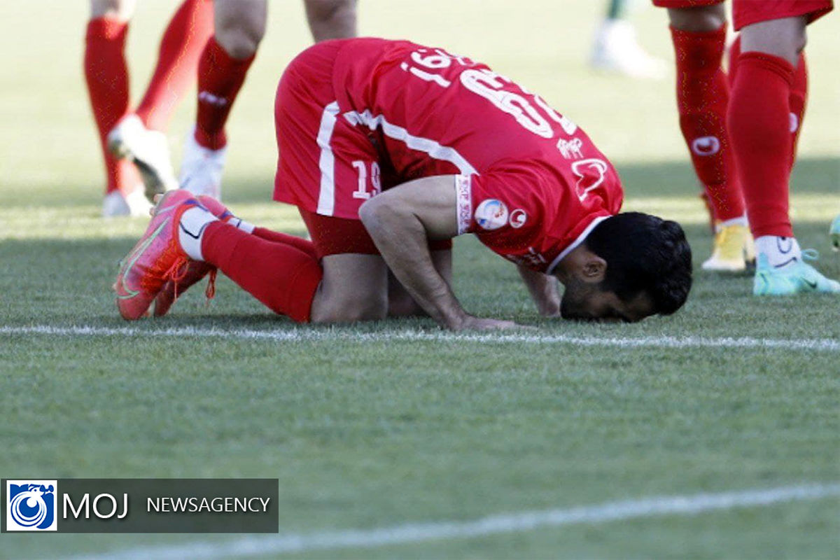 دیدار تیم های فوتبال ذوب آهن اصفهان و پرسپولیس