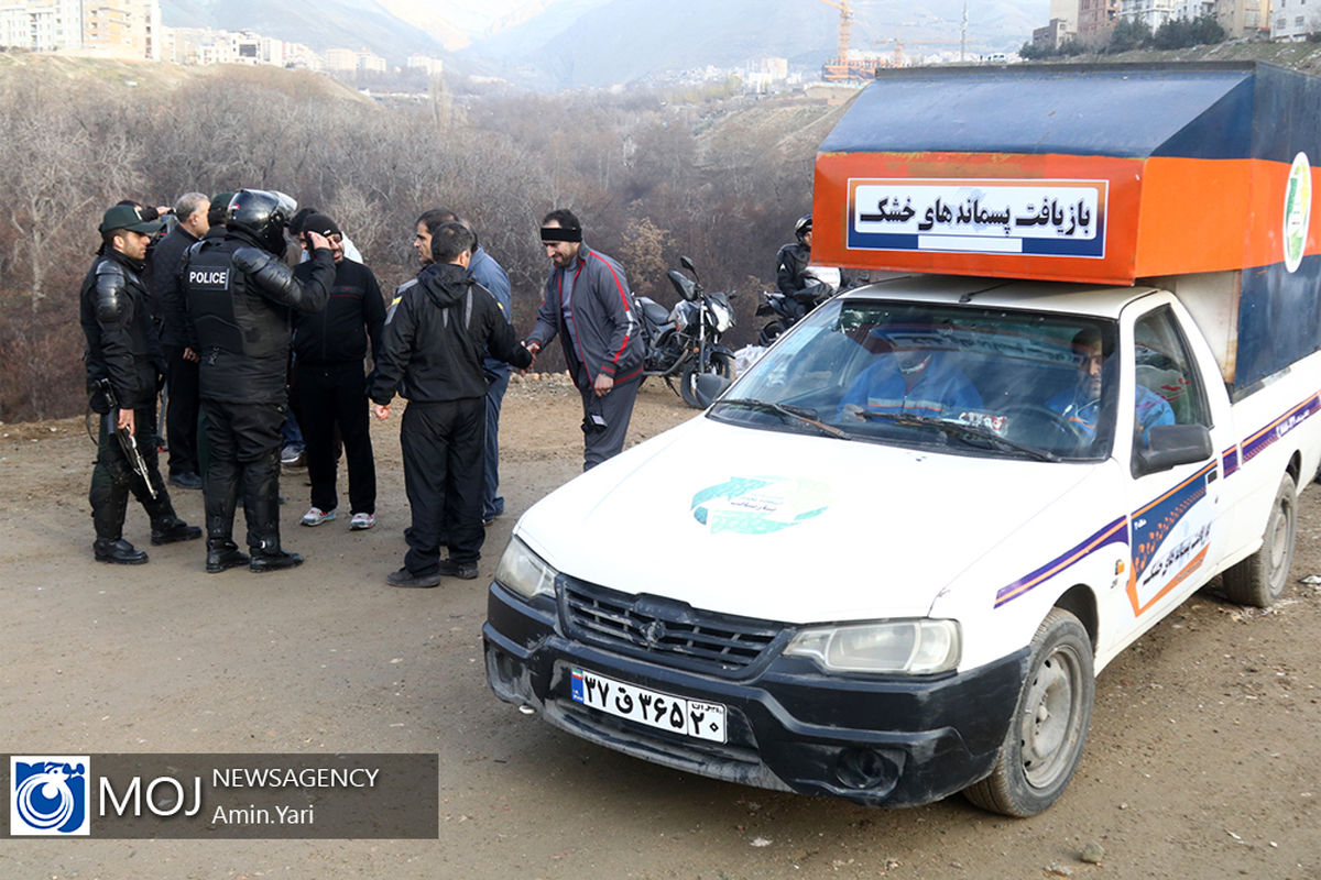 پیاده روی کارکنان پلیس و جمع آوری زباله در دره فرحزاد