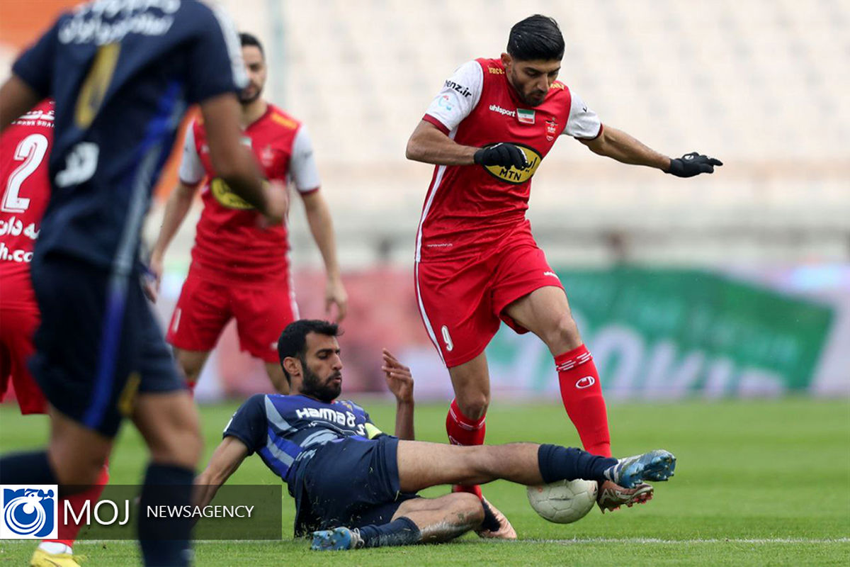 دیدار تیم‌ های فوتبال پرسپولیس و پیکان