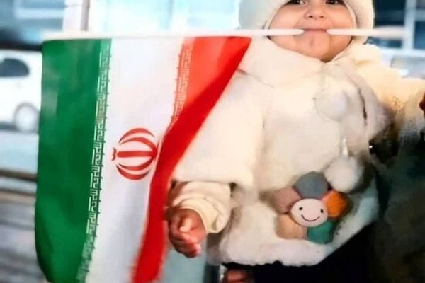 ایرانیان از کودکی پرچم میهن را با چنگ و دندان بالا نگه می‌دارند