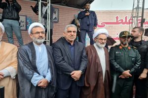 حضور انقلابی مردم گیلان زیر باران شدید در مراسم 13 آبان نشانه دشمن شناسی است