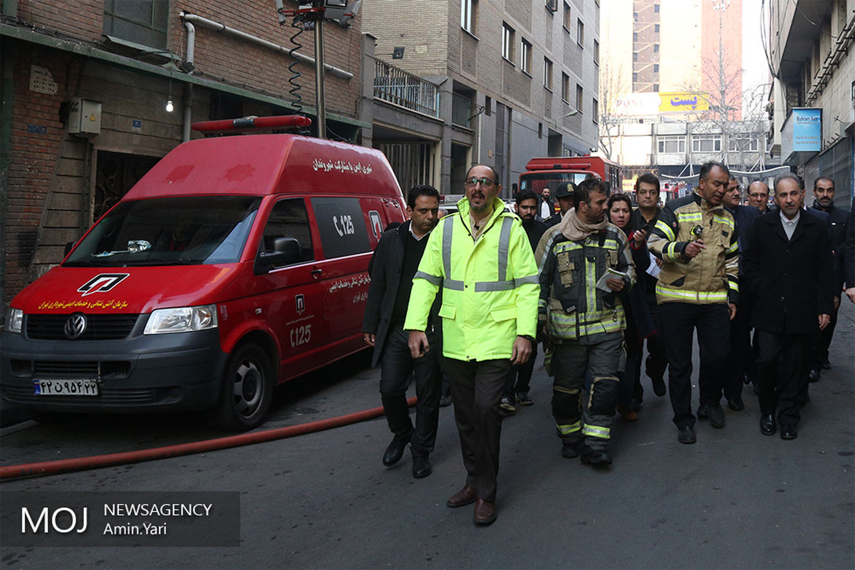 حضور شهردار در محل آتش سوزی ساختمان برق حرارتی