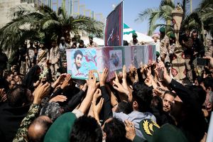 پیکر شهید حججی به سمت گلزار نجف آباد شهدا در حال تشییع است