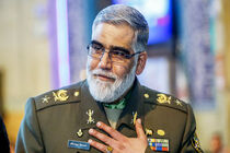خبرنگار در خط مقدم رزم ایستاده و رسالتش را انجام می‌دهد