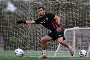 حضور مهاجم پرسپولیس در چارچوب دروازه 