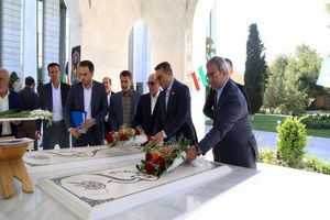 ادای احترام معاون رئیس‌جمهور به مقام شهدای گمنام مشهد