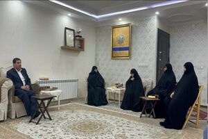 مشاور و دستیار رهبری در منزل شهید رئیسی حضور یافت