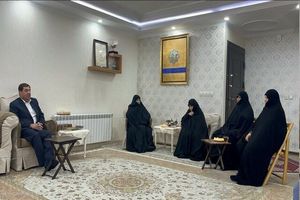 مشاور و دستیار رهبری در منزل شهید رئیسی حضور یافت