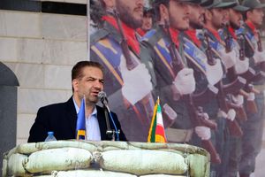 لباس پاسداری، لباس شرافت، عزت و اقتدار است / ملت ایران در برابر ابرقدرت ها ایستادگی کرد و حقانیت خود را ثابت کرد