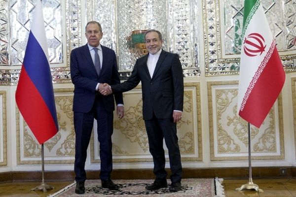 عراقچی و لاوروف در حاشیه نشست بریکس در دهلی‌نو رایزنی کردند 