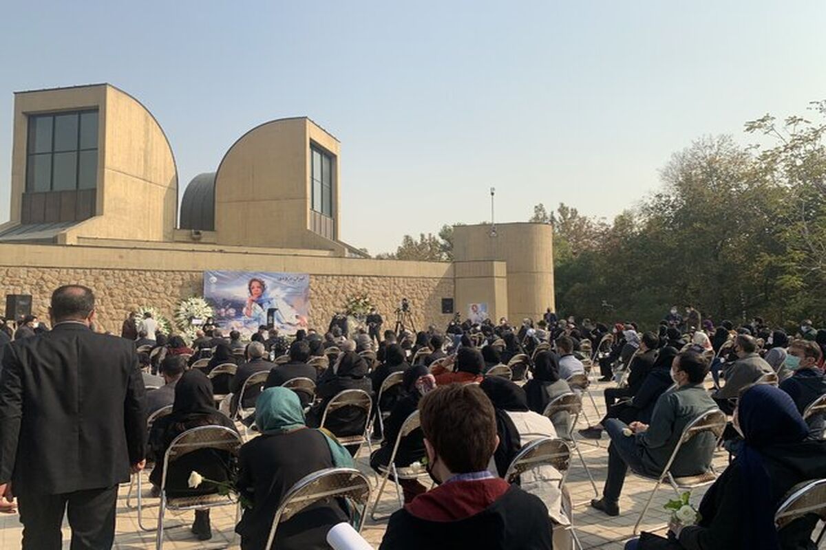 مراسم تشییع پیکر ایران درودی در موزه هنرهای معاصر تهران 