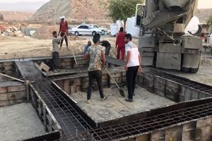 آغاز عملیات بتن ریزی واحدهای زلزله زده در روستای گیشان غربی 