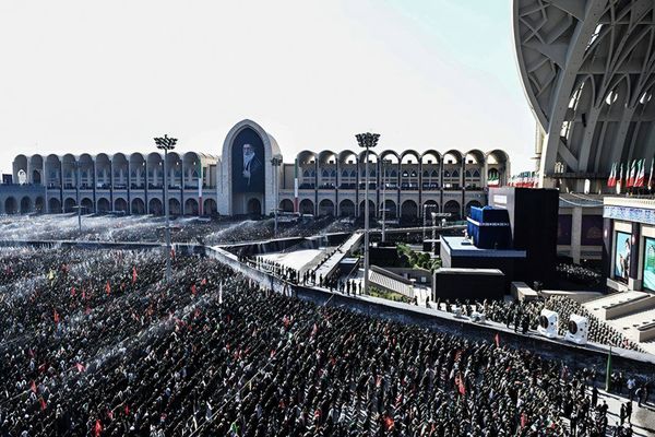 اهتزاز پرچم سرخ «یا لثارات الحسین» بر فراز مصلی در آیین وداع با رهبر شهید