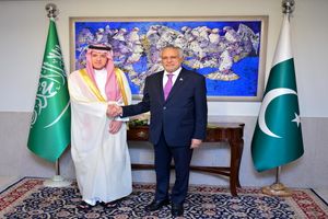 دیدار وزیر مشاور عربستان در امور خارجه با وزیر خارجه پاکستان