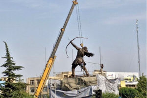  مجسمه ۱۵ متری آرش کمانگیر در میدان ونک نصب شد