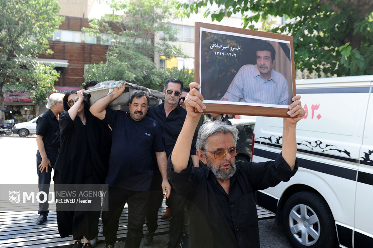تشییع پیکر خسرو امیرصادقی 