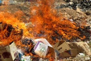 معدوم سازی 200 کیلو مواد غذایی تاریخ گذشته در خمینی شهر