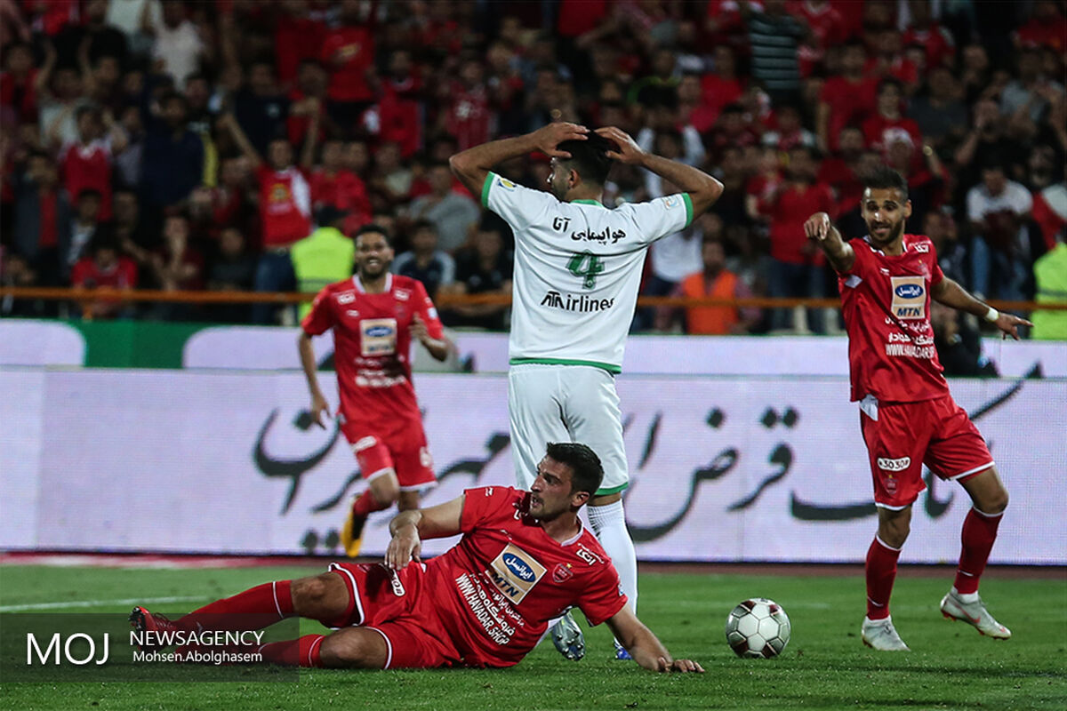 دیدار تیم های فوتبال پرسپولیس و ماشین سازی تبریز