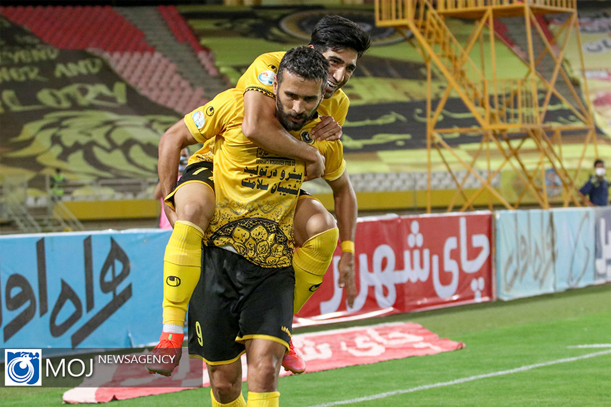 دیدار تیم های فوتبال سپاهان اصفهان و صنعت نفت آبادان
