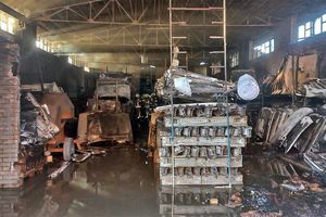 مهار حریق مهیب انبار بزرگ نگهداری لوازم یدکی در حومه مشهد