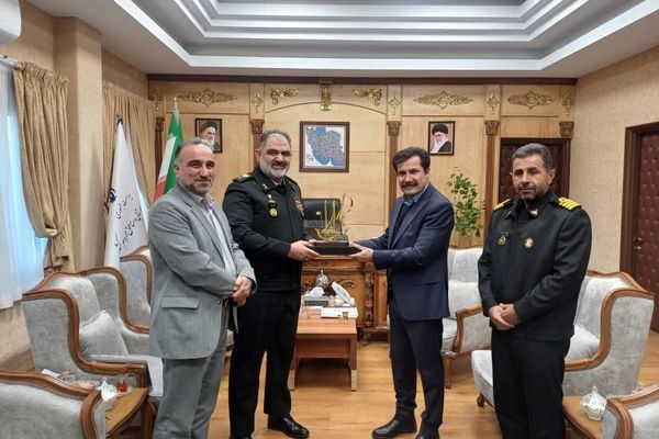 معاون رئیس‌جمهور در امور توسعه روستایی و مناطق محروم کشور با فرمانده نیروی دریایی ارتش دیدار کرد