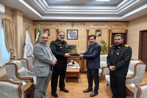 معاون رئیس‌جمهور در امور توسعه روستایی و مناطق محروم کشور با فرمانده نیروی دریایی ارتش دیدار کرد