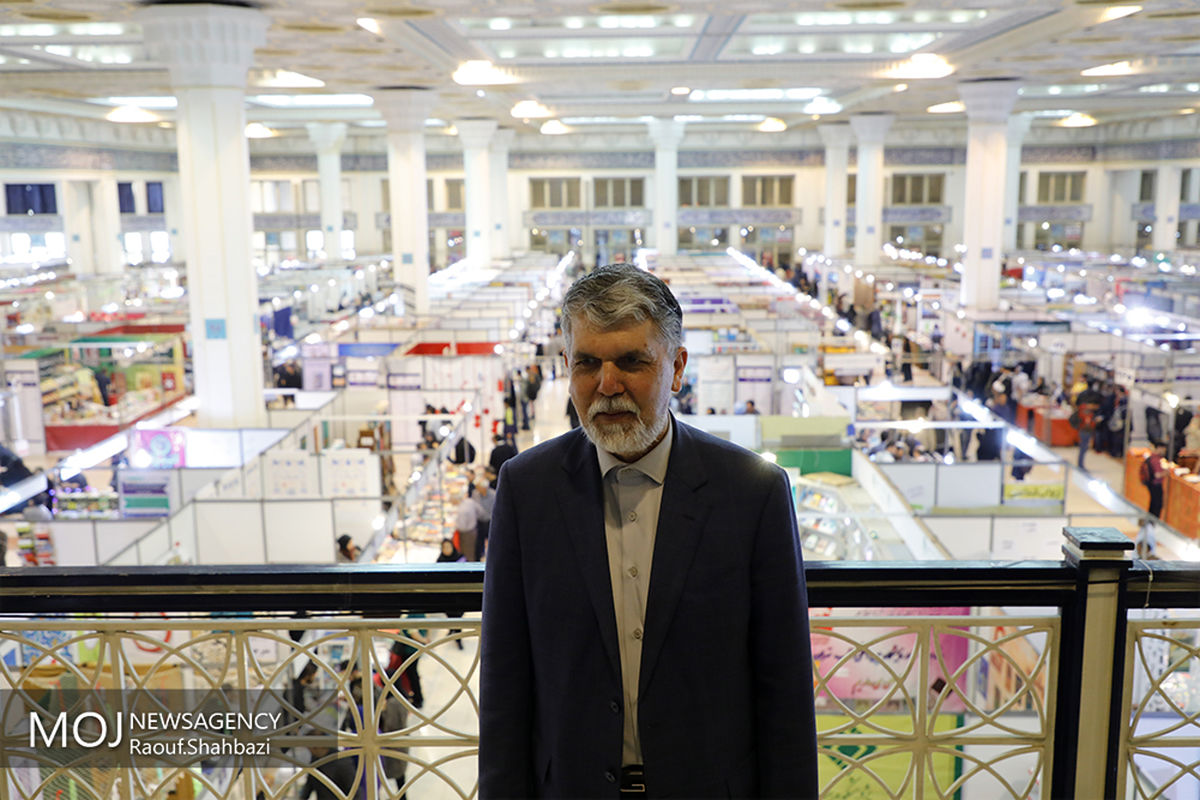 بازدید وزیر ارشاد از سی و دومین نمایشگاه کتاب تهران/سیدعباس صالحی وزیر فرهنگ و ارشاد اسلامی