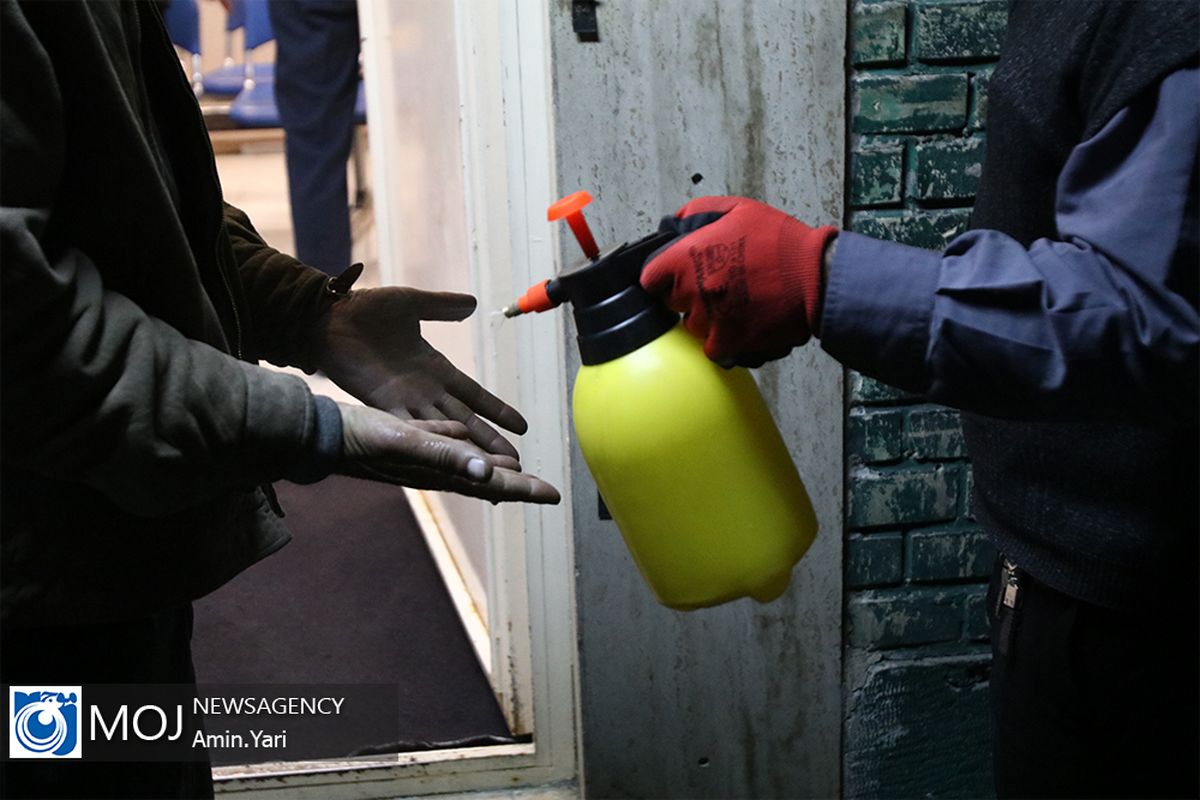 توزیع بسته های مقابله با کرونا در گرمخانه های تهران