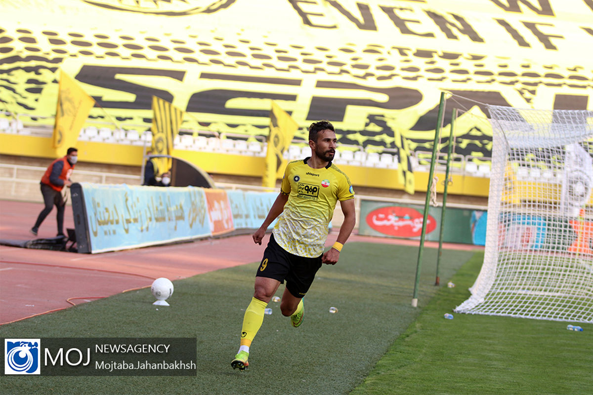 دیدار تیم های سپاهان اصفهان و نساجی مازندران در هفته ششم لیگ برتر فوتبال