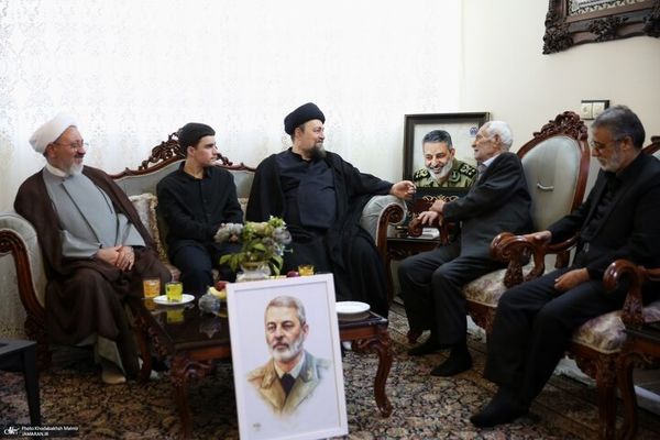 آیت‌الله سید حسن خمینی در منزل سرلشکر شهید سید عبدالرحیم موسوی حضور یافت