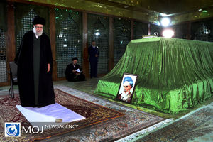 حضور رهبر انقلاب در حرم امام خمینی (ره)