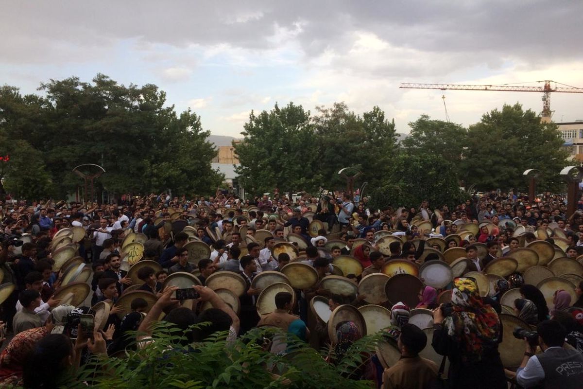 همنوازی دف نوازان در آوای دوست