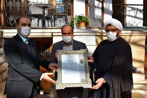 اهدای لوح وزیر فرهنگ و ارشاد به شهردار  نجف آباد