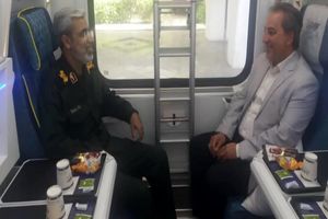 بازدید مدیرکل راه‌آهن و فرمانده سپاه هرمزگان از قطار پنج‌ستاره بندرعباس–مشهد