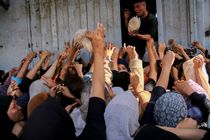 توزیع آرد در میان اهالی شهر غزه از سوی برنامه جهانی غذا + فیلم