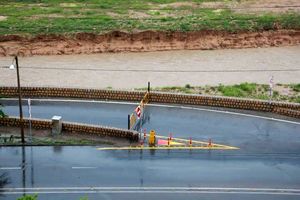 کنارگذرهای رودخانه خشک شیراز تا اطلاع ثانوی مسدود شدند/ از تردد در حاشیه کنارگذرها خودداری کنید