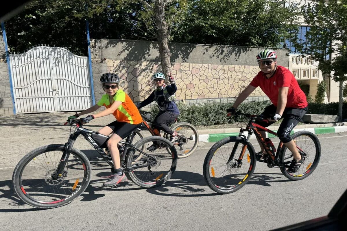 دوچرخه سواری خانوادگی