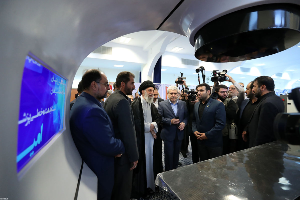 بازدید رهبر انقلاب از نمایشگاه شرکتهای دانش‌ بنیان